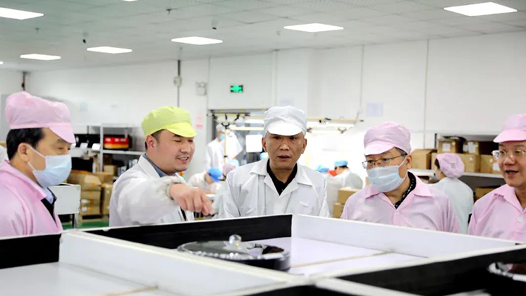 省人大常委會委員、省人大財(cái)政經(jīng)濟(jì)委員會主任委員張亦賢一行調(diào)研炬神電子